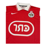 צווארון וסמל המועדון על חולצת הרטרו של הפועל תל אביב 97/98