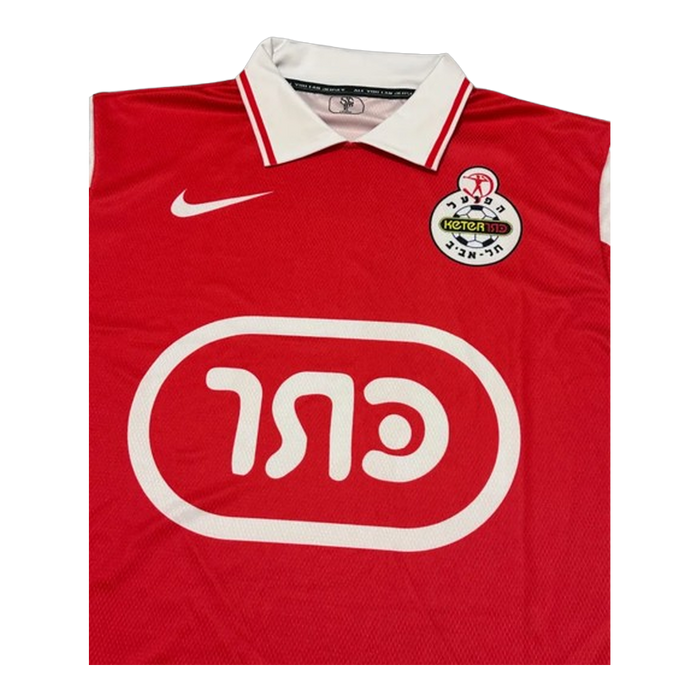 צווארון וסמל המועדון על חולצת הרטרו של הפועל תל אביב 97/98
